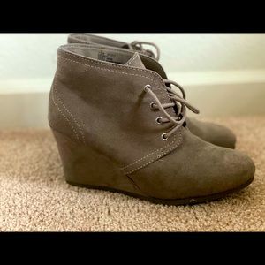 Arizona booties. Size 7.5. Tan.